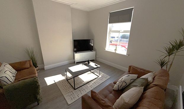 Amazing 4 bedroom House with 2 bathrooms - Photo 1