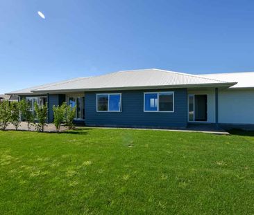 Stylish 3 bedroom home - Photo 2