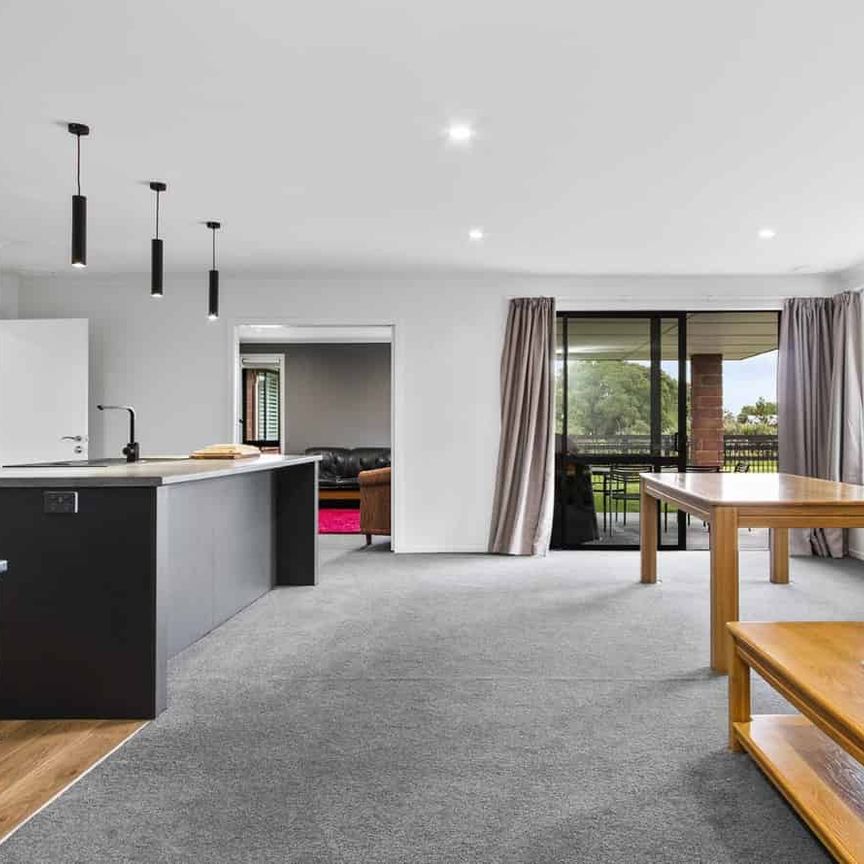 Executive Style home - all utilities included - Photo 1