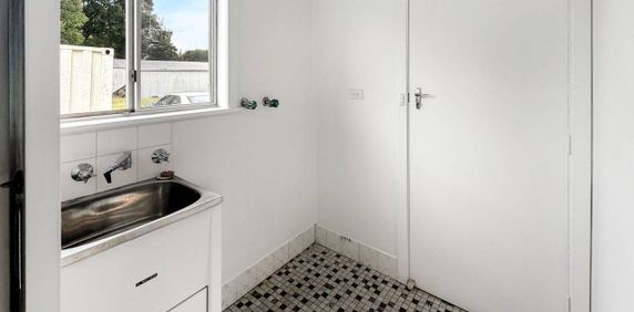 Charming 1-Bedroom Unit with Spacious Yard - Photo 2