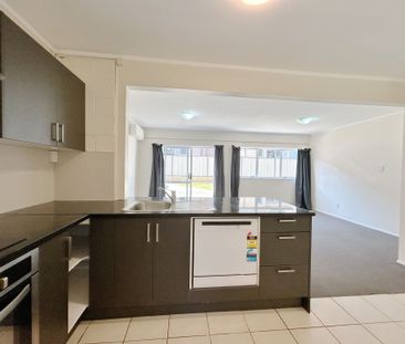 Spacious one bedroom unit plus carpark - Photo 4