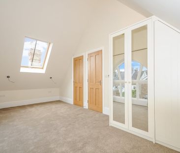 2 bedroom mews to rent - Photo 6