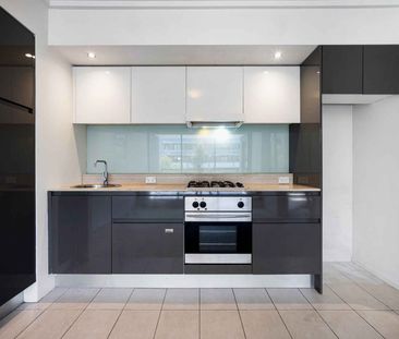 MODERN & SPACIOUS - Photo 1