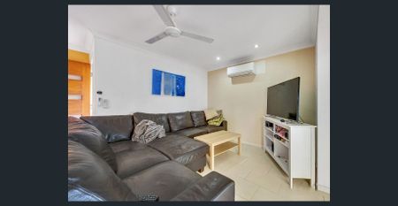 SPACIOUS FAMILY HOME WITH LARGE YARD + PRIVATE GATE TO PETER LIGHTFOOT OVAL - Photo 4
