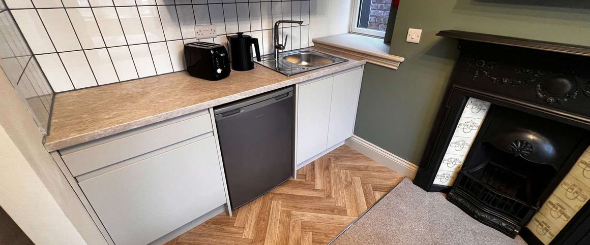 Queens Drive Room 4 - Photo 1