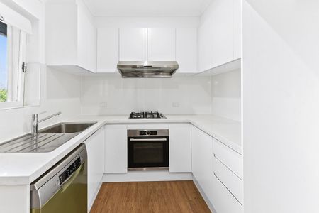 Oversized apartment in sought after location - Photo 4