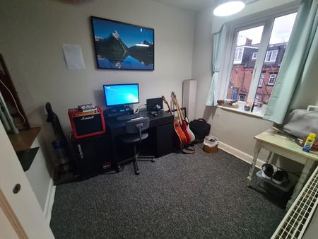 2 Bed - 26 Hartley Crescent, Woodhouse, Leeds - LS6 2LL - Student - Photo 2