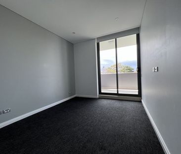 Spacious 2 Bedroom Apartment with walk to city buses and minutes to Maroubra Beach - Photo 1