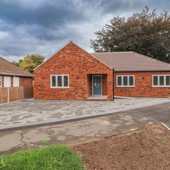 3 bedroom detached bungalow to rent - Photo 1