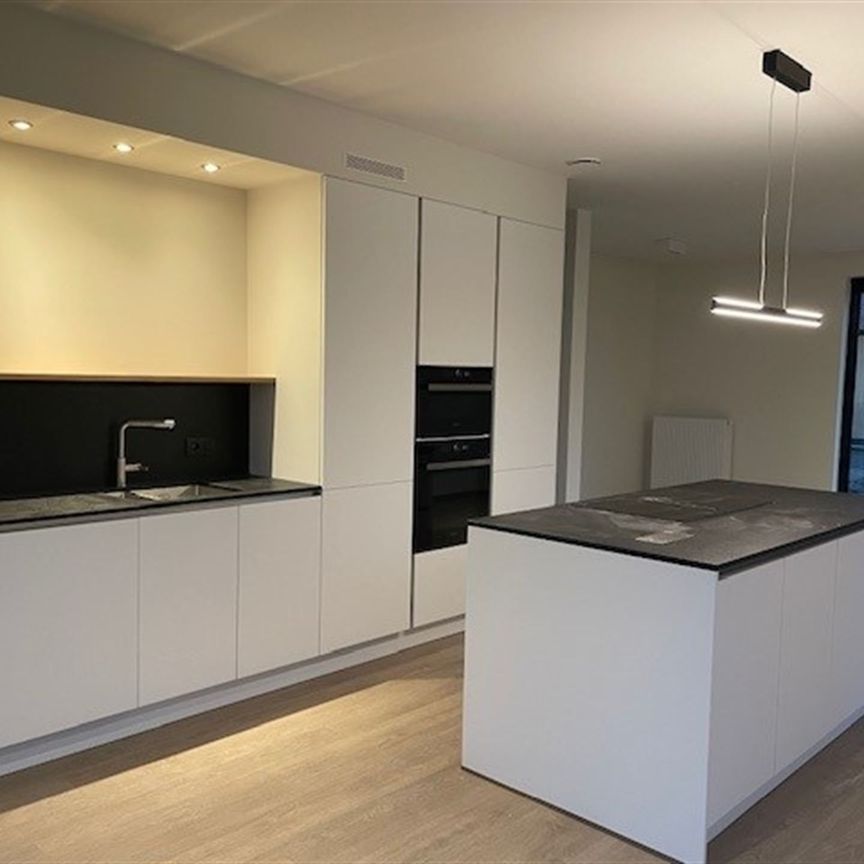 Prachtige nieuwbouwwoning met 3 slaapkamers, tuin en autostaanplaats nabij centrum! - Photo 1