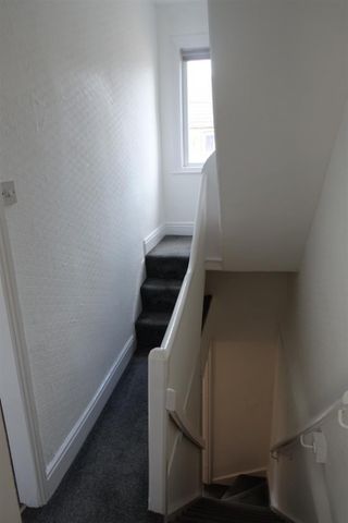 3 bedroom Flat To Let - Photo 4