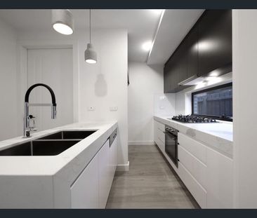 Modern 3 bedroom plus study Townhouse in Heart of Carnegie - Photo 5