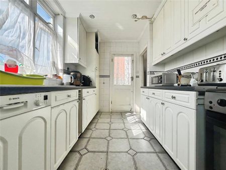 1 bedroom in a house share to rent - Photo 4