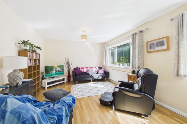 3 bedroom Flat in Yorktown Road, Sandhurst - Photo 1