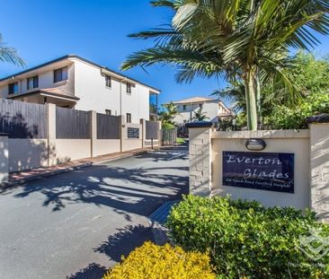 Spacious Three-Bedroom Townhouse in a Secure Gated Complex – 6-Mont... - Photo 5