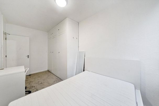 3 bedroom in London - Photo 1