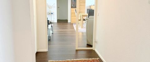 Sehr hochwertig ausgestattete 4-Zimmer-Stadtwohnung mit Aufzug, Einbauküche, 2 Balkonen und Garage - Photo 1