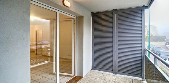 Bron : Agréable T2 avec balcon et parking - Photo 2