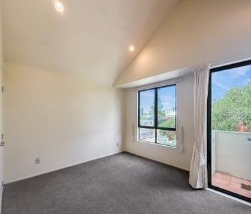 3-Bedroom Townhouse in Prime Epsom Location - Photo 1