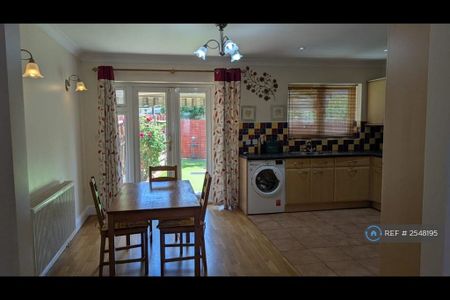 3 bedroom detached house to rent - Photo 4