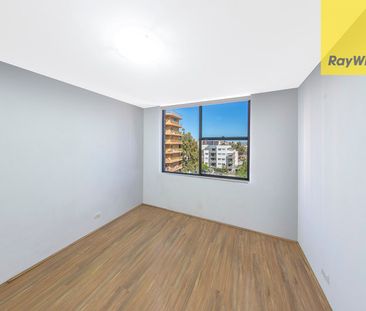 LARGE 3 BEDROOM UNIT IN GOOD STREET - Photo 4