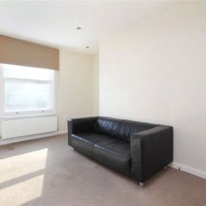 2 bedroom flat in Wandsworth - Photo 2