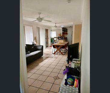 Perfect Family Home with two lounge rooms, air conditioning, covere... - Photo 5