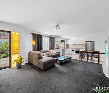 SINGLE LEVEL RENOVATED TOWNHOUSE - Photo 2