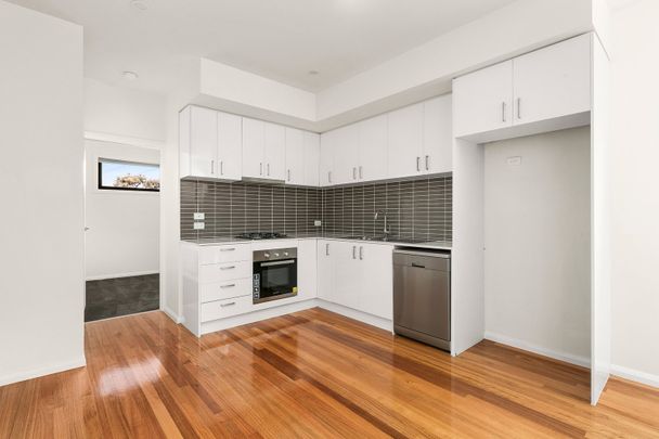 2/43 Albion Street, Essendon VIC 3040 - Photo 1