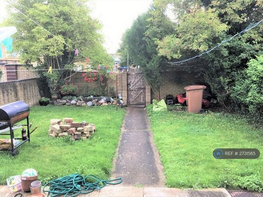 1 bedroom in a house share to rent - Photo 1