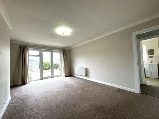 Bungalow to rent on - Photo 1