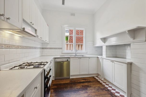Lovely Family Home! - Photo 1