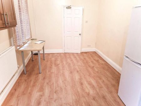 4 bedroom terraced house to rent - Photo 4