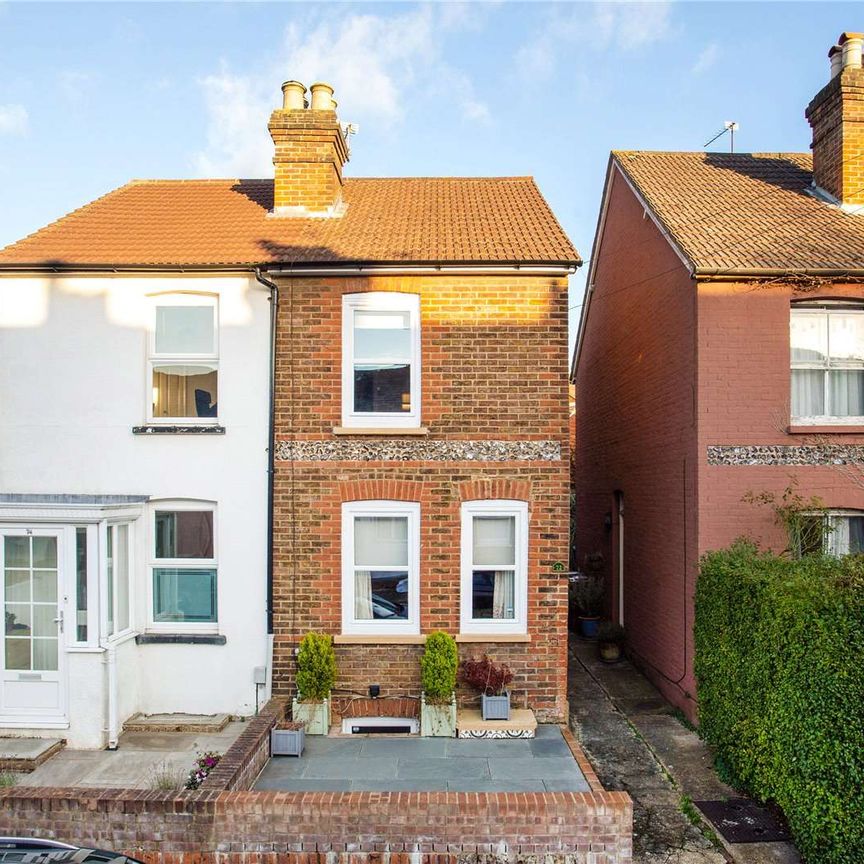 An immaculately presented semi detached home in the heart of Guildford town centre. - Photo 1