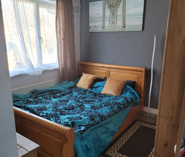 1 bedroom in a house share to rent - Photo 2