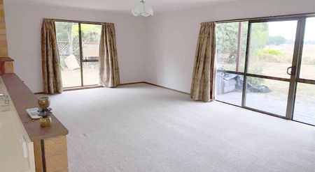 Three Bedroom Country Home - Photo 3