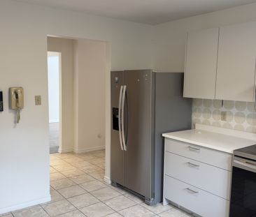 For Lease - 62 Elgin Mills Road, Richmond Hill, Ontario - Photo 2