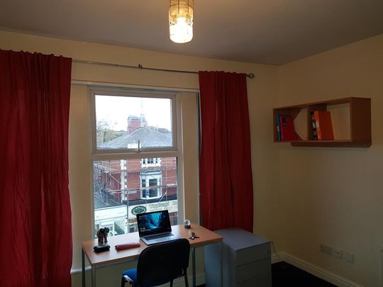 4 bedroom flat to rent - Photo 1