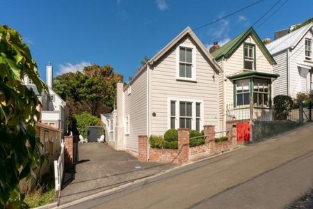 Charming Cottage in Thorndon – Walk to CBD & Botanic Gardens! - Photo 2