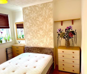 2 Bed Semi-Detached House, Boyd Road, SW19 - Photo 3