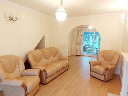 3 bedroom Detached house to rent - Photo 2