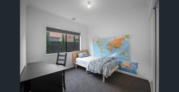 Ideal Family Home at Premium location in Tarneit, walking distance to school and public transport , fully furnished - Photo 1