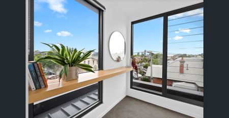 STYLE, SPACE AND ELEGANCE WITH PRIVATE COURTYARD - Photo 2