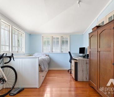 FOUR BEDROOM FAMILY HOME - Photo 4