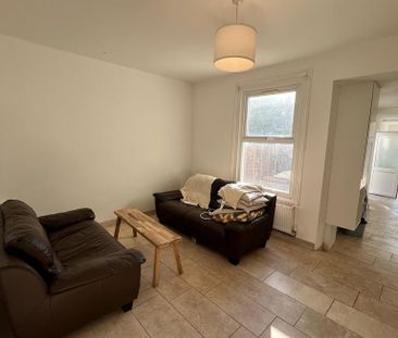 6 bedroom semi-detached house to rent - Photo 3