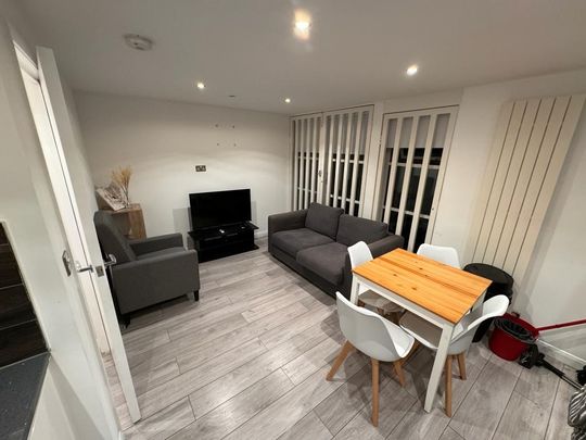 2 Bed Flat, Wimbledon, SW19 - Photo 1