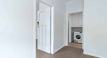 Large Renovated 1 Bedroom Unit - Photo 3