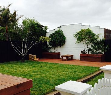 One Bedroom flat with private fenced yard - Photo 5