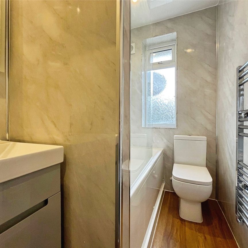 Warwick Avenue, Egham, Surrey, TW20 8LS - Photo 1