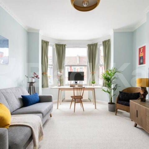 Spacious 3-Bedroom Ground Floor Flat with Private Garden - Photo 1